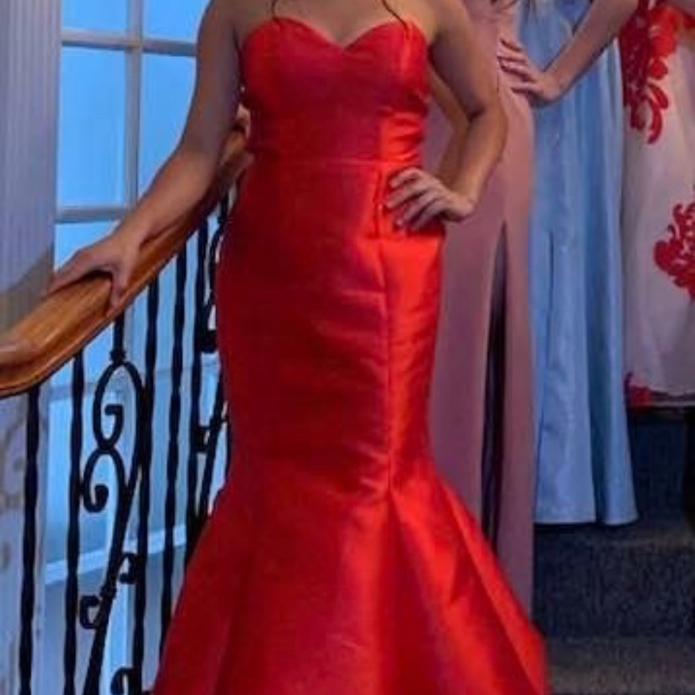RED DRESS - Picture 4 of 4